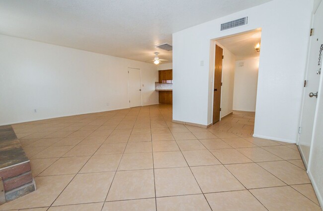 Building Photo - Charming Cul De Sac Home with Fireplace, Central A/C & Garage!
