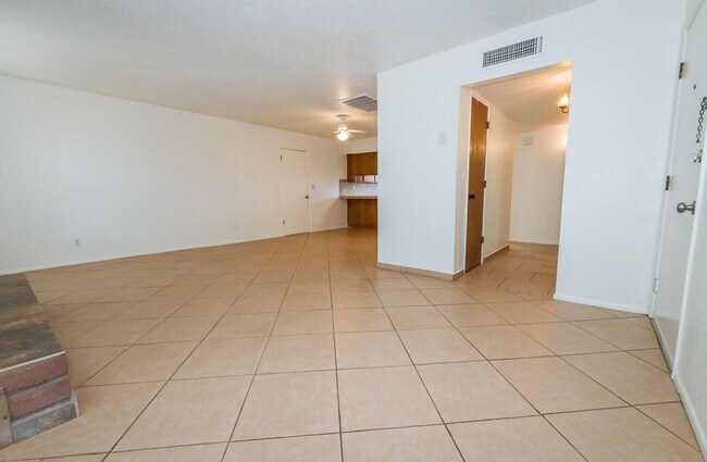 Foto del edificio - Charming Cul De Sac Home with Fireplace, Central A/C & Garage!