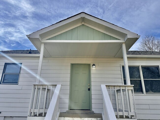 Foto del edificio - Renovated 2 Bedroom Pet Friendly Home For Rent!