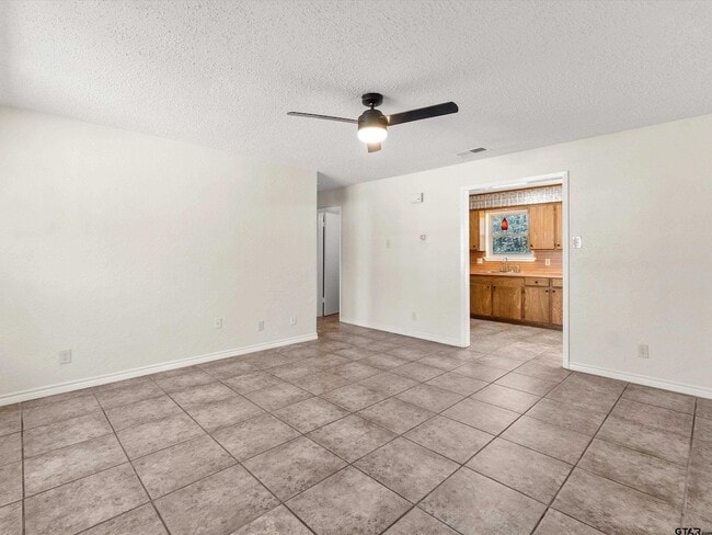 Building Photo - 901 Skyview Dr