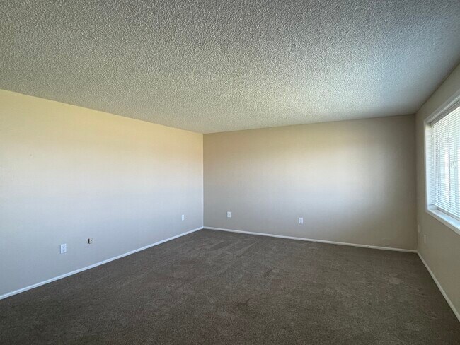 Sala de estar con gran ventanal - 46398 Max Harder Rd N