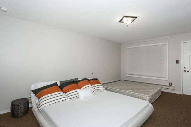 Building Photo - Walk to everything! Partially Furnished! Y...