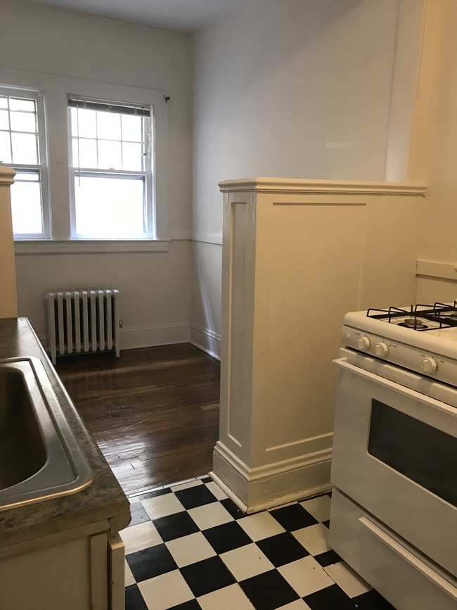 sample of kitchen - 1348 W Clifton Blvd