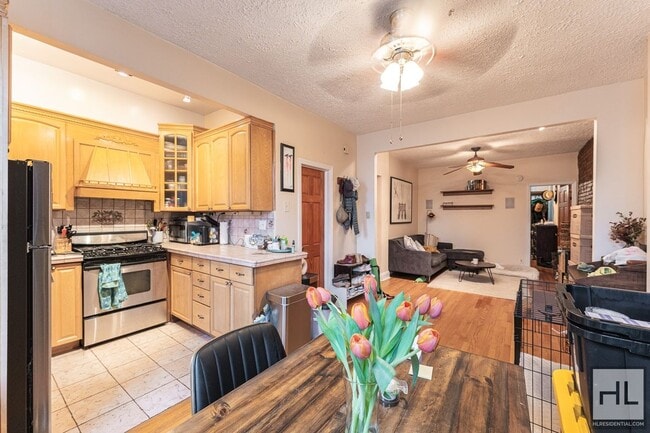 Building Photo - 7 AVENUE