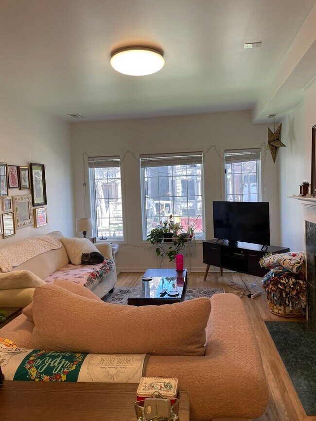 Foto del edificio - 1534 N Claremont Ave