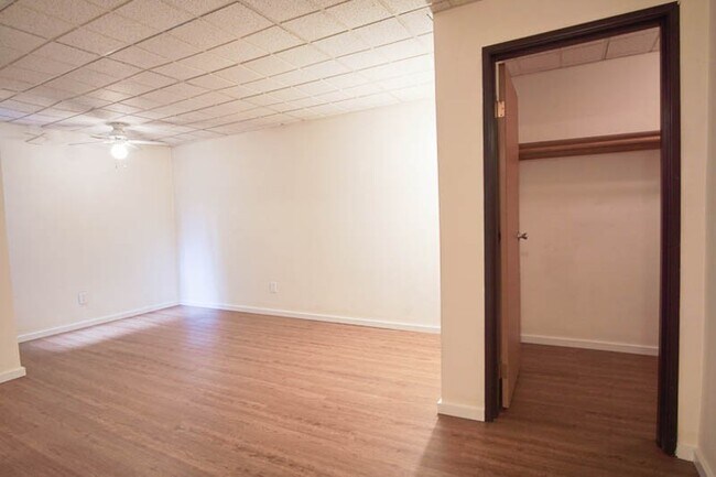 Foto del edificio - Great Studio in the Heart of NW w DW & Walk-in Closet!
