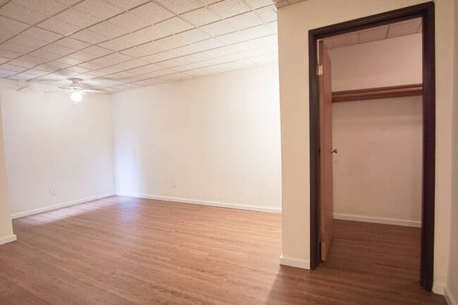 Building Photo - Great Studio in the Heart of NW w DW & Walk-in Closet!