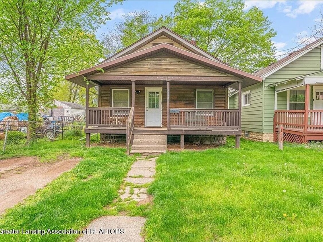 Primary Photo - Large 2 bedroom 1 bathroom house with larg...