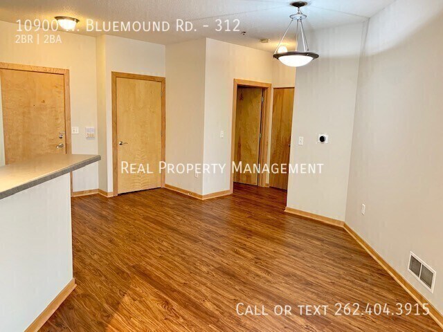 Foto del edificio - 10900 W Bluemound Rd