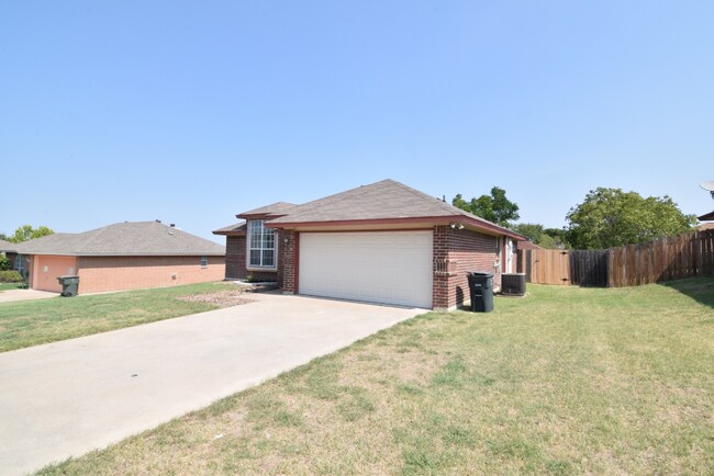 Building Photo - 2711 Woodlands Dr