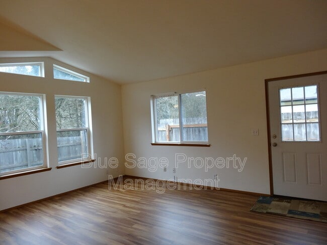 Building Photo - 906 E Bryson Ave