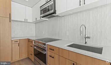 Building Photo - 10511 Strathmore Hall St