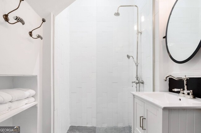 Building Photo - 449 Greenwood Ave NE