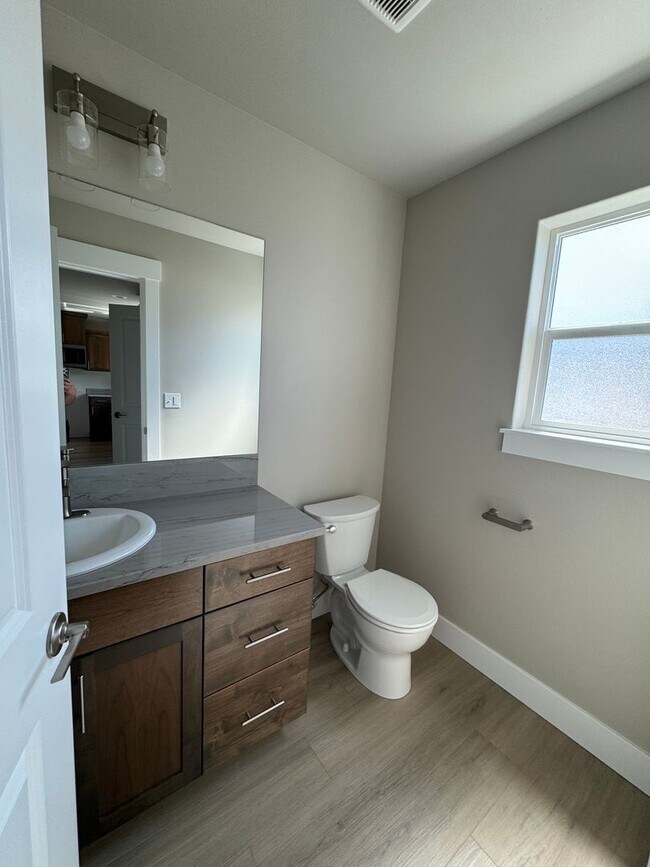 Foto del edificio - Newer West Roseburg 3-Bedroom, 2.5-Bath Townhouse