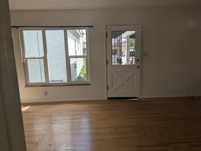 Espacio habitable confortable con ventanas nuevas. - 565 N Valencia pl.