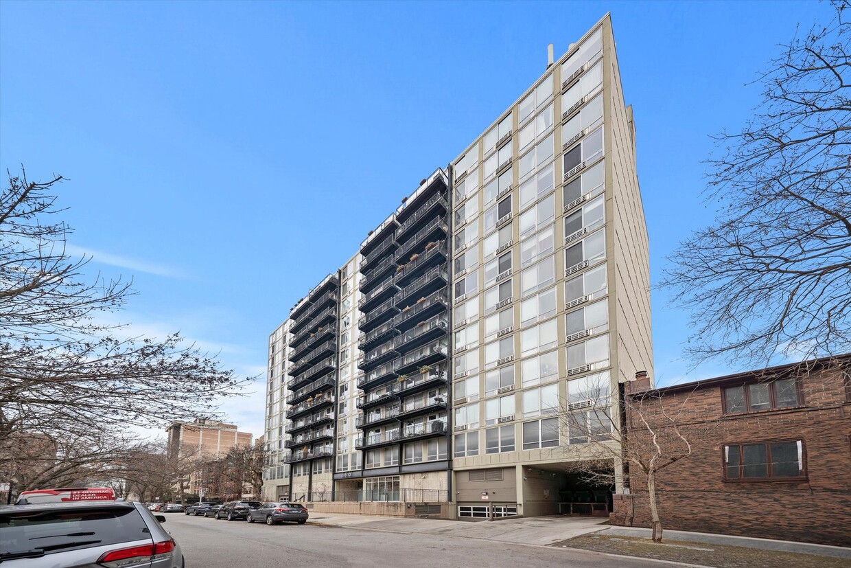 Primary Photo - 450 W Briar Pl