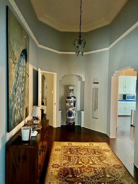Foyer to bedrooms & kitchen - 1039 S Alfred St