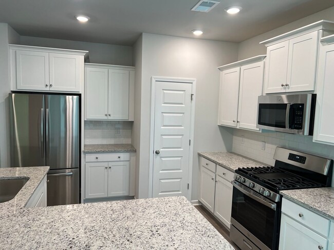 Foto del edificio - Pet-Friendly, 3 Bedroom, 2 Bath Modern Hom...
