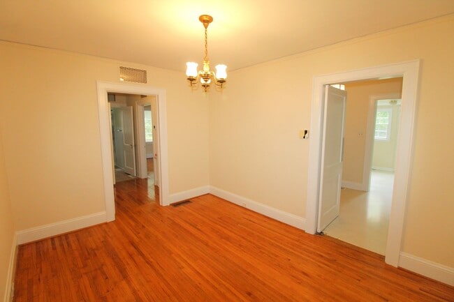 Foto del edificio - Charming 3 bedroom in Commonwealth!