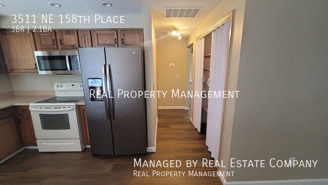 Foto del edificio - Spacious Three Bed Two Bath Vancouver Home...