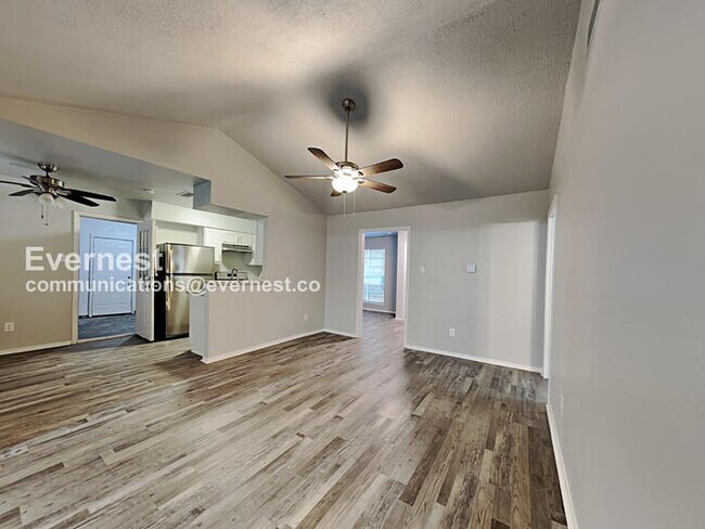 Foto del edificio - 5242 Grace Point Ln