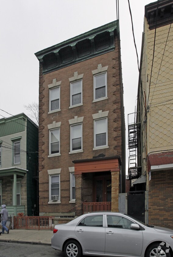 Primary Photo - 4404 Palisade Ave
