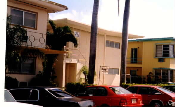 Building Photo - Oasis Apartments