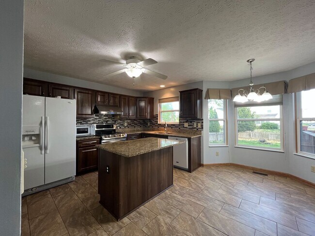 Foto del edificio - Spacious 3-Bedroom Home with Office, Basem...