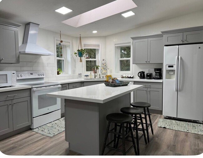 Foto del edificio - 10715 W Lake Joy Dr NE