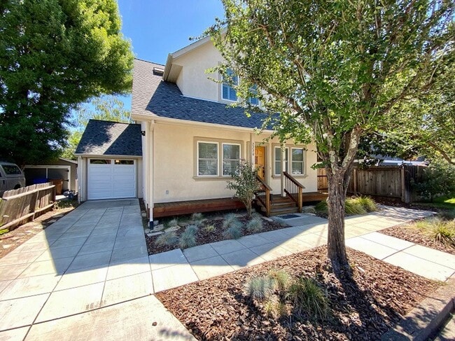 Building Photo - Beautiful Two Bedroom Napa Home