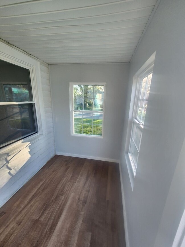 Building Photo - Charming home with a basement, 1.5 baths, ...