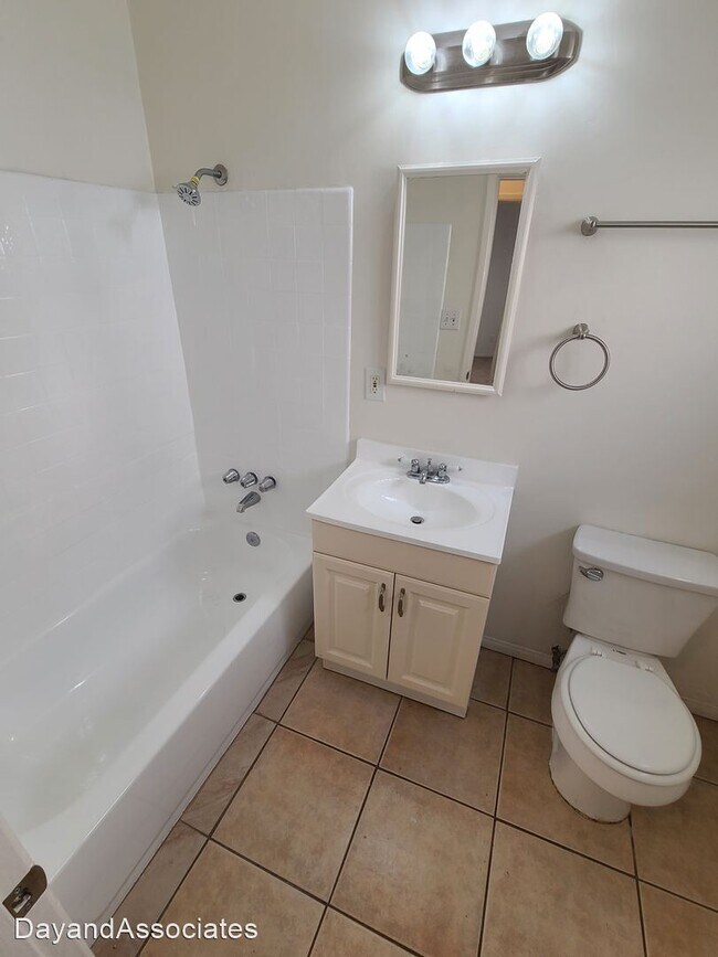 Building Photo - 1 br, 1 bath Apartment - 25941 Narbonne Av...