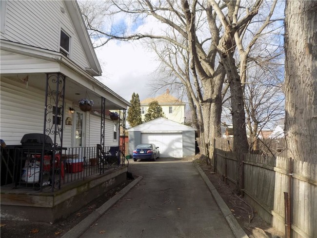 Building Photo - 548 Cottage St