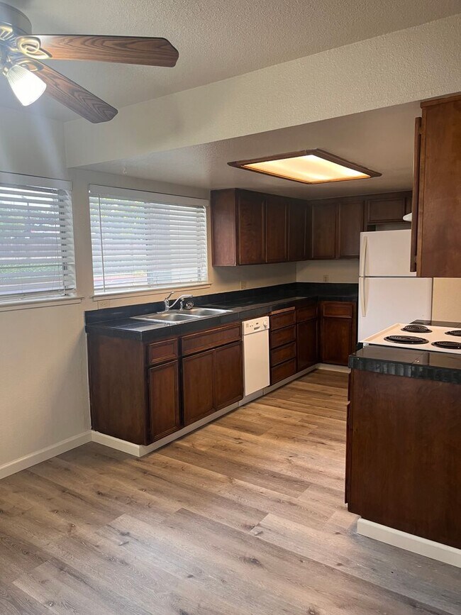 Building Photo - Desirable 2 Bedroom Condo in the Timberlak...