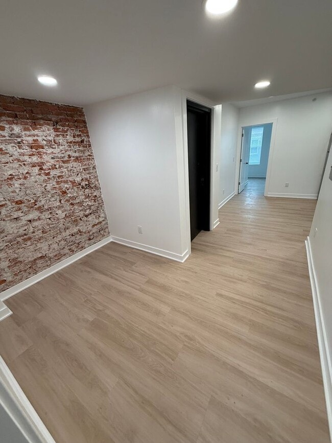 Building Photo - Fully Renovated 1-BR Apartment - Available...