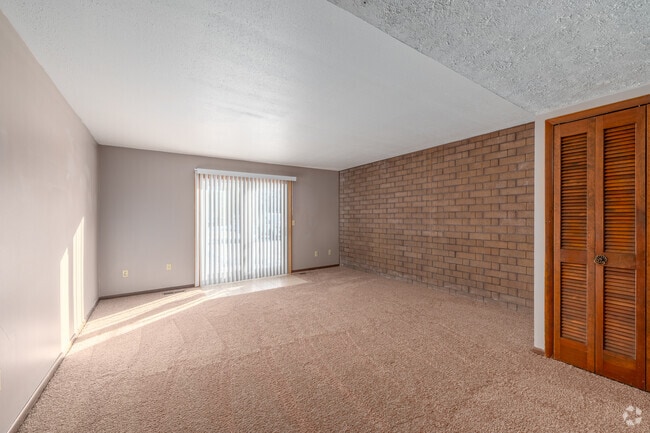 2BR, 1.5BA - 1,033SF - Living Room - Cambridge Court Townhomes
