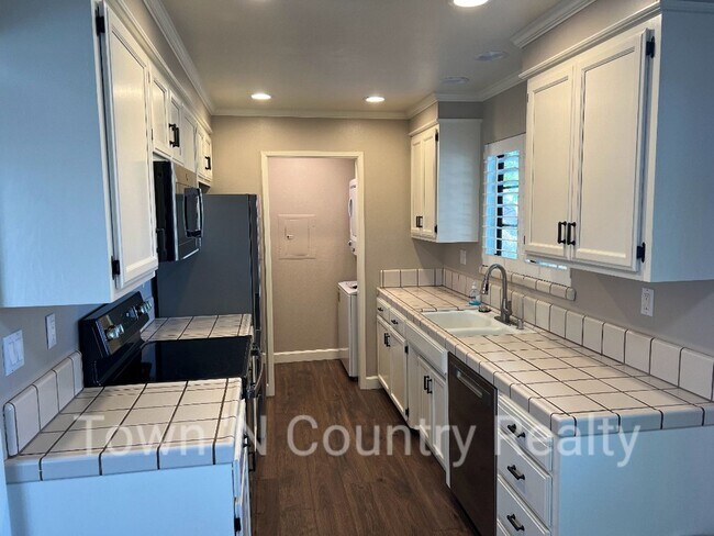 Building Photo - 1051 Riker St