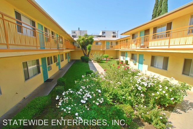 Foto del edificio - 8427 Tobias Ave