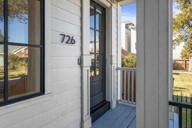 Building Photo - 726 E 28th St