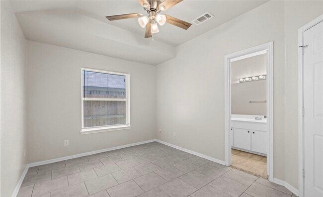 Master bedroom - 1006 W Avenue B