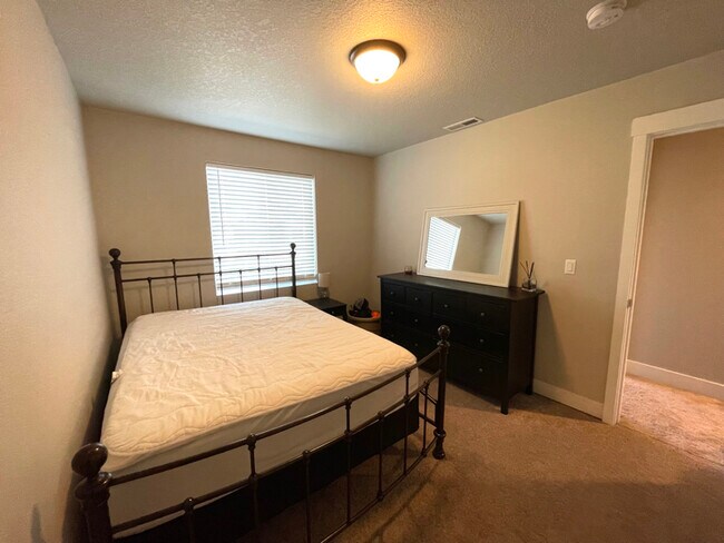 Foto del edificio - 835 NE Buckthorn Dr