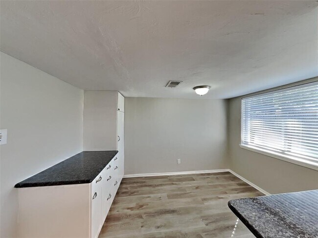 Building Photo - 16135 Deer Lick Dr