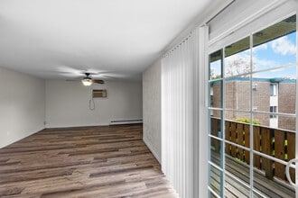 Building Photo - Clay Court Apartments