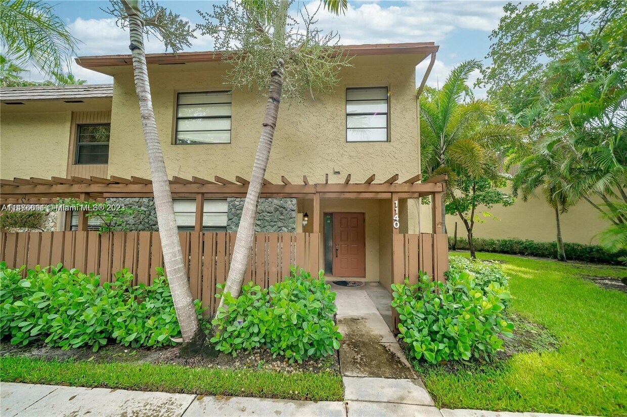Foto principal - 1140 N University Dr