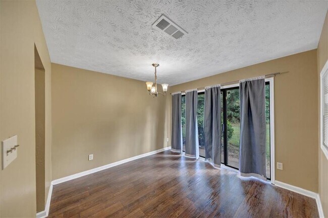 Foto del edificio - 3575 Oakvale Rd