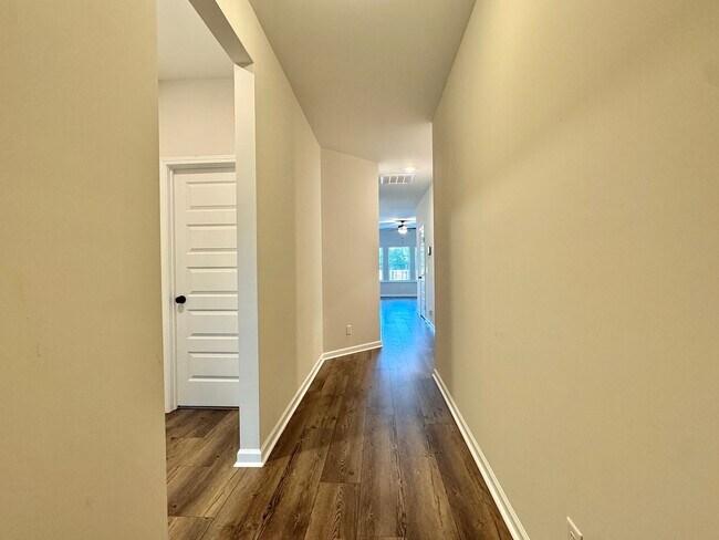 Foto del edificio - $500 RENT CREDIT | MOVE IN READY! (Pet Friendly)