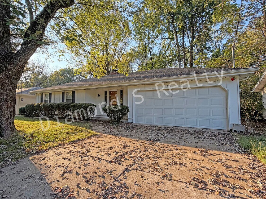 Primary Photo - Charming 3 bedroom Home near Hwy 65 and Ch...