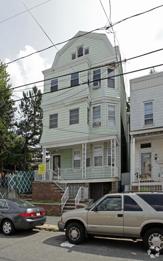 Primary Photo - 64 W 11th St