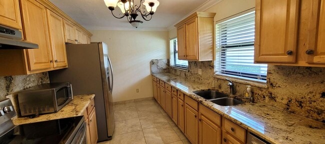 Foto del edificio - 6060 Baywood Ln