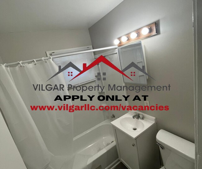 Building Photo - Cozy 2 bed , 1 bath slab home in Gary, IN